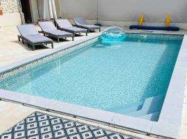 Maison cosy avec jardin & piscine chauffée，位于Wez的酒店