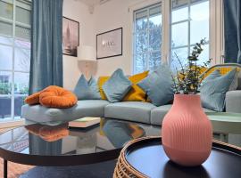 Beautiful house with garden, game, gym, terrace&parking，位于施特拉森的酒店