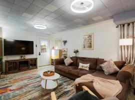 Beach Block 2-Bed with Coastal Palm Trees and Yard，位于帕西菲卡的酒店