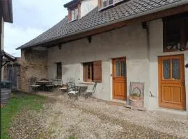 Grange rénovée dans cour privée avec jardin sur les remparts