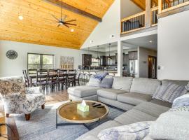 Lavish Retreat with Decks, Steps to Table Rock Lake!，位于Lampe的酒店