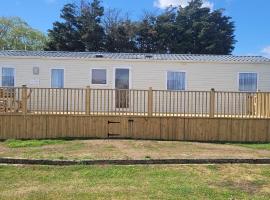 Elan Deluxe Holiday Home by the sea - private beach - Clacton On Sea - Bed Linen & Towels Included，位于Jaywick Sands的度假园