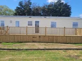 Elan Deluxe Holiday Home by the sea - private beach - Clacton On Sea - Bed Linen & Towels Included