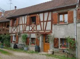 Maison à colombage dans cour privée avec jardin sur les remparts du village