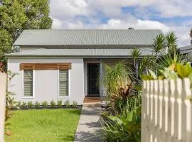 Annie's Cottage - Relaxed Stay in Lake Macquarie