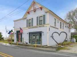 Artist Apartment - Idyllic villa steps from Town & the waterfront!