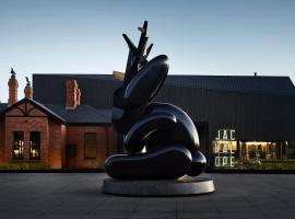 Jackalope Hotel，位于Merricks North的酒店