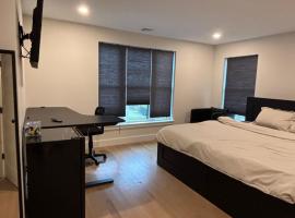 Modern bedroom in Weymouth with private bath，位于韦茅斯的酒店