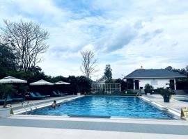 TVR resort - Luxury Villas With Bathtub and Pool，位于库斯哈尔纳加尔的酒店