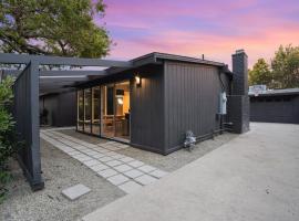 Malibu Beach House by Stay Awhile Villas，位于马里布的酒店