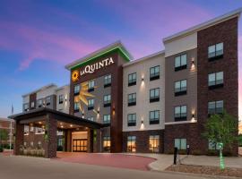 La Quinta Inn & Suites by Wyndham Coralville Iowa City，位于克拉尔维尔的酒店