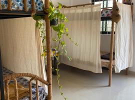 Shiva Retreats Stay with Yoga Retreats & all Foods Included at Arambol Goa，位于阿姆波尔的酒店