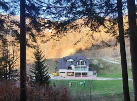 Zlatarska dolina，位于新瓦罗什的带停车场的酒店