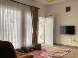 De Haus Villa Syariah Sukabumi，位于Krawang的酒店