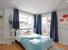 Stunning 3 Bedroom 2 Bathroom Bungalow by CozyNest