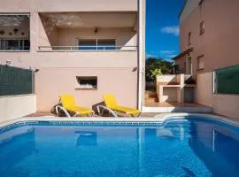 AT130 Casa con piscina privada, aire acondicionado y garaje