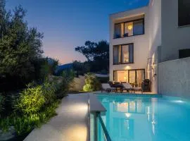New Luxury Beachfront Villa Manera Bol with heated pool
