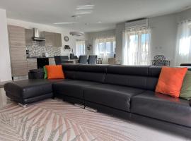 Cozy, Spacious 3 Bedroom Maisonette, 6 to 9 ppl, 1 min walk from Seafront，位于马尔萨什洛克的酒店