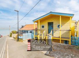 The Deck House - Stunning Chalet in Gurnard with Solent Views and Terrace，位于Gurnard的酒店