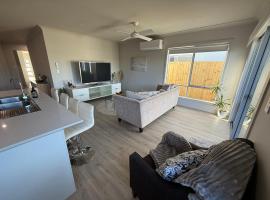Your Coastal Haven - Brand New Home by the Bay!，位于Deception Bay的酒店