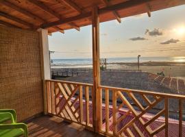 TUPTUP Resto & Resort，位于Ināni的酒店