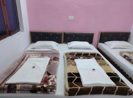 Hotel Namami Gange & Restaurant，位于Kedārnāth的酒店