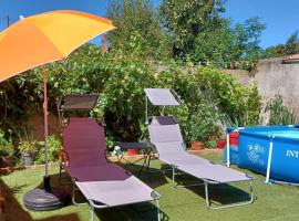 La Sardinière, Charmante maison dans un jardin，位于雷诺堡的酒店