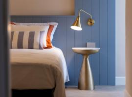 Hotel Sablé，位于马里纳-迪-皮特拉桑塔的酒店