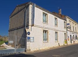 H&ocirc;tel Bar Restaurant La Marie Galante，位于奥雷龙圣乔治的宠物友好酒店