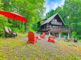 Pet-Friendly Home with Deck 4 Mi to Jay Peak Resort，位于Montgomery Center的酒店