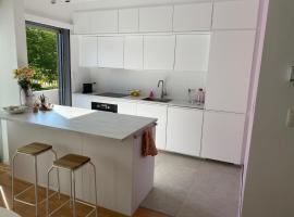 Modern & Cozy Apartment near Tomorrowland- Sleeps 4，位于埃德海姆的酒店