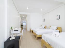 A Townhouse 100m from BTS Bangchak，位于Phra Khanong的酒店