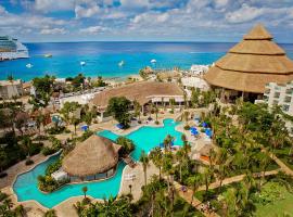 Grand Park Royal Cozumel - All Inclusive，位于科苏梅尔的带停车场的酒店