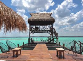 Hotel Solana Bacalar Lakefront，位于巴卡拉尔的带停车场的酒店