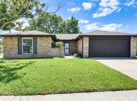 Patio, Fire Pit and Yard Family Home in Pearland，位于皮尔兰的酒店