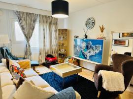 Modern Home in Peaceful Area with Private Lawn, BBQ & Free Parking，位于Kauniainen的酒店