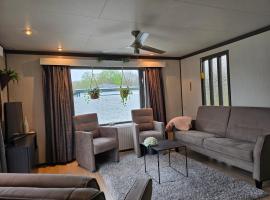 Nette chalet nabij het bos，位于安卢的酒店