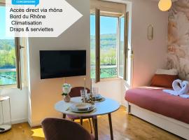 Studio l'éclat vue sur rhône , accès directe à la via rhona, clim，位于Sault-Brénaz的酒店