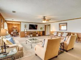 6 Mi to Scottsboro Pet-Friendly Cabin Apt