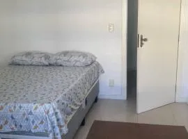 Quarto Essencial com Conforto em casa compartilhada
