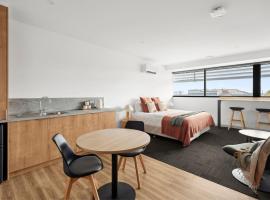 Lux on Yarra by Regional Escapes，位于吉朗的酒店