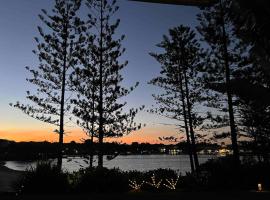 Reflections on the lake with resort access，位于双水域的酒店