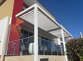 Clearview Waters 4 King bedrooms 3 bathrooms water views，位于米尔迪拉的酒店
