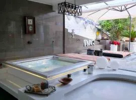 Vip garden jacuzzi seaview in the hearth of downtown