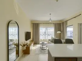 Chic & Cozy Apartment with Pool & Balcony - The Sandown