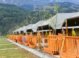 Glamping Albania Rafting Permet，位于佩尔梅特的豪华帐篷