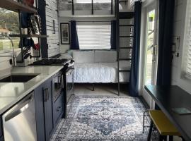Pet Friendly, Modern tiny house in vibrant Clermont，位于克莱蒙的酒店