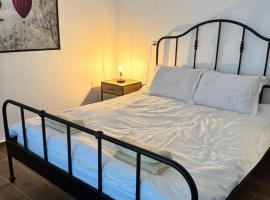 Lana's Guest House，位于Ḥurfeish的酒店