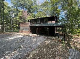 Rock Stalls Lodge Hocking Hills，位于洛根的酒店