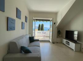 Blue horizon retreat-Luxury Penthouse，位于拉帕洛的酒店